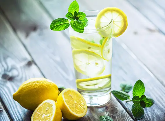 Glas vand med citron og mynte