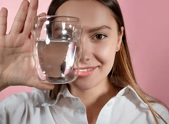 Kvinde med et glas vand