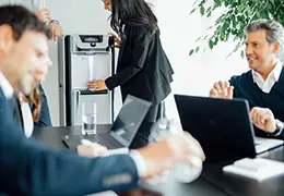 Folk på kontoret med vandkøler